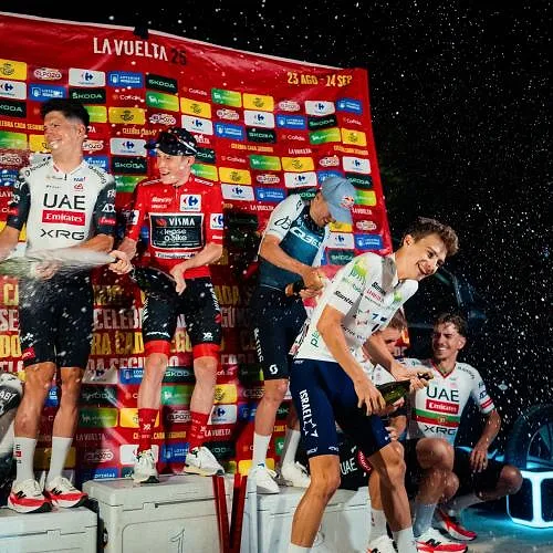 Een geïmproviseerd podium op de hotelparking: de onwaarschijnlijke beelden van de Vuelta-feestelijkheden!