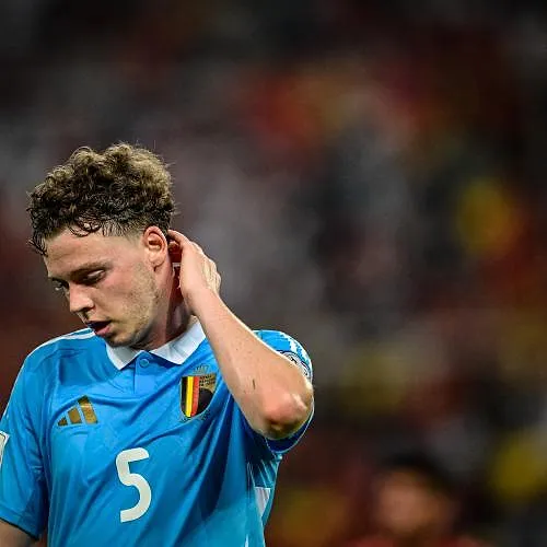 Door een tegenstander in de reclameborden geduwd, De Cuyper gaat eruit met een knieblessure