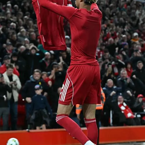 Arne Slot fileert Hugo Ekitike na zijn uitsluiting: «Het was dom in alle betekenissen van het woord»