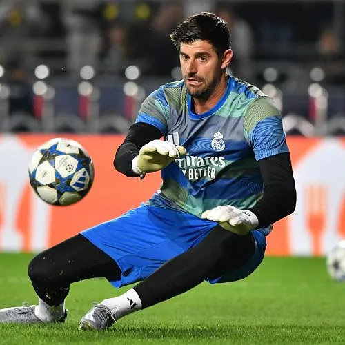 Courtois één avond kapitein in Almaty: «Heel ontroerend om de armband te dragen van de beste club ter wereld»