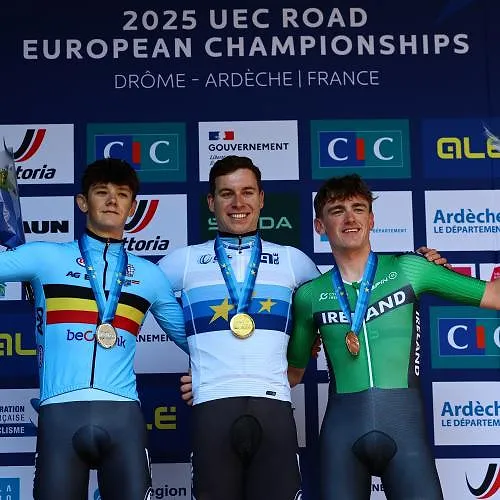 Brons bij de dames, goud en zilver bij de mannen: Belgische beloften schitteren op het EK tijdrijden