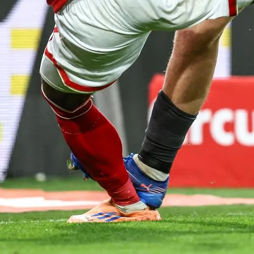 Beelden van de bloedende enkel van Rafiki Saïd na de tackle van Van Den Bosch