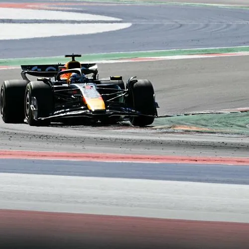 Max Verstappen rijdt onbedreigd naar vijfde seizoenszege in Austin