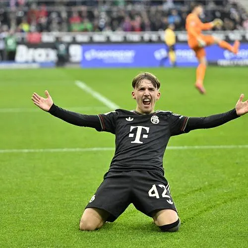 Bayern evenaart zegerecord na winst bij tienkoppig Gladbach