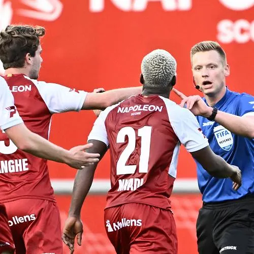 Raakte de scheidsrechter de bal? Het omstreden doelpunt van Union tegen Zulte Waregem