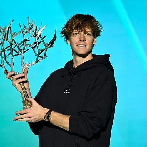 Jannik Sinner steekt eindzege op zak en wordt opnieuw nummer een van de wereld