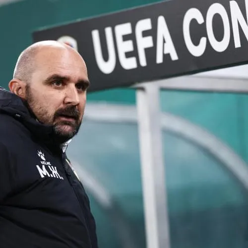 Droevige dag voor de voetbalwereld: trainer overlijdt tijdens wedstrijd in Servië na hartaanval