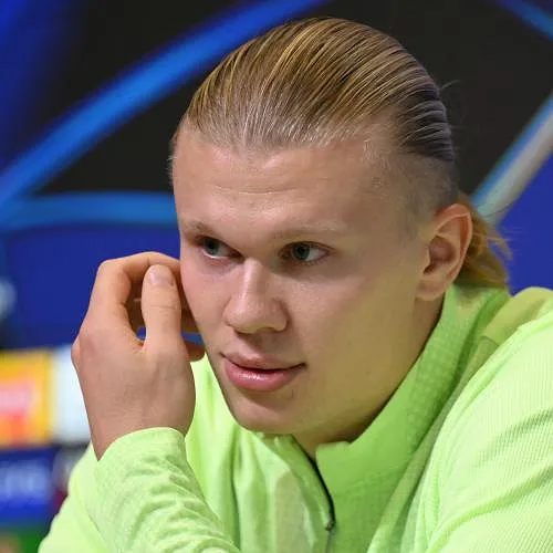 Haaland bescheiden bij vergelijkingen met Messi en Ronaldo: « Niemand kan in hun buurt komen! »