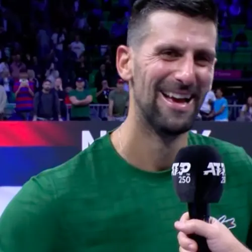 Gaat Djokovic wel of niet? Serveerster laat twijfel bestaan over deelname aan ATP Finals in Turijn