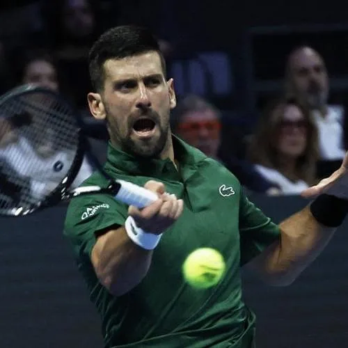 Djokovic verslaat Musetti in finale van Athene en onthoudt hem het Masters… tenzij hij zelf besluit niet te gaan