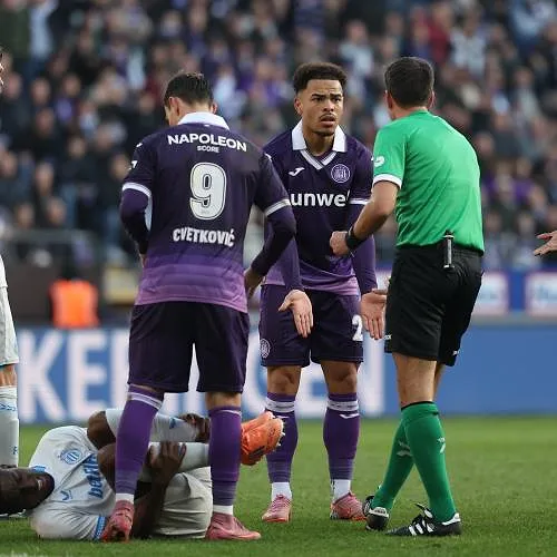 «Nee Hans, stop!» : DAZN toont exclusieve beelden uit de VAR tijdens de Topper (video)