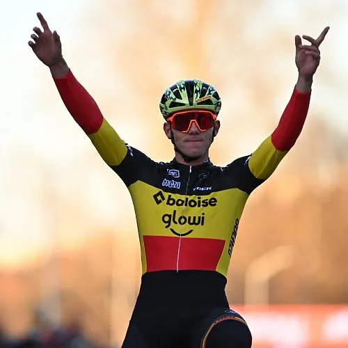 Wereldbeker veldrijden: Thibau Nys wint openingsrace!