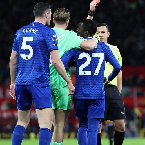 “Het weerspiegelt niet wie ik ben”: Idrissa Gueye excuseert zich na zijn onwaarschijnlijke uitsluiting (video)