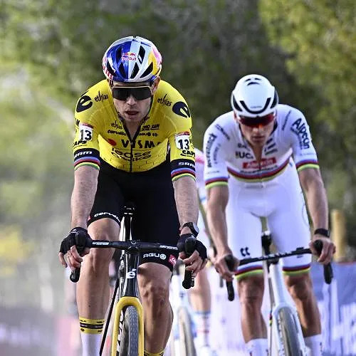 Wout van Aert maakt zijn cyclocrosskalender bekend: hij neemt het vijf keer op tegen Mathieu van der Poel!