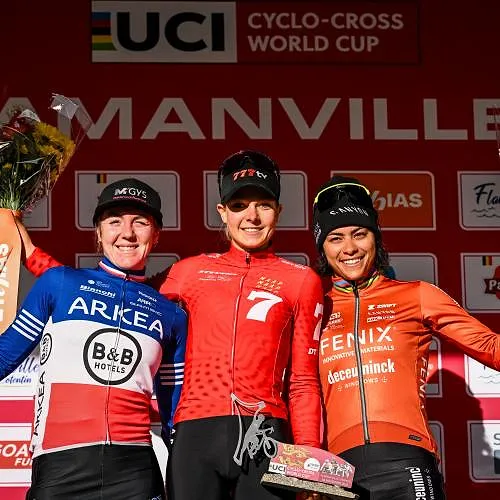 WB veldrijden Flamanville: Aniek van Alphen pakt haar eerste wereldbekerzege