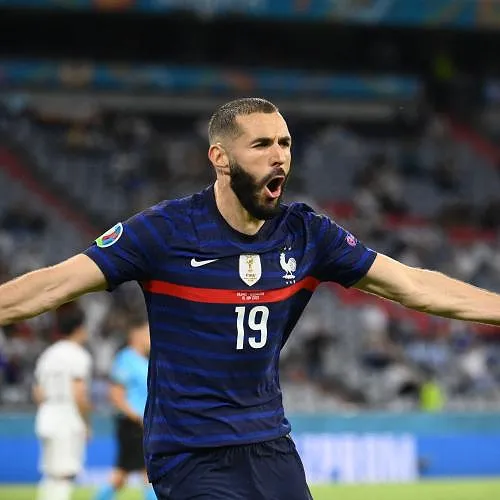 Benzema zet deur op een kier voor een terugkeer bij Frankrijk voor het WK: « Wie zou dat niet willen? »