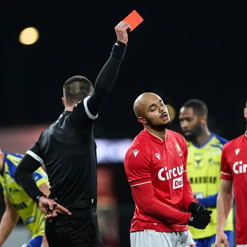 Met 10 man speelt Standard opnieuw thuis verliespartij, ditmaal tegen Sint-Truiden (1-2)