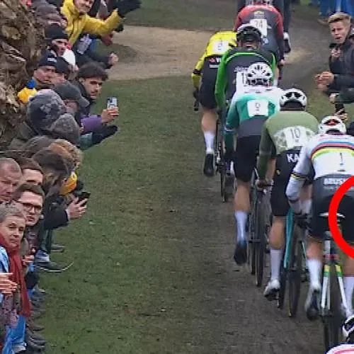 Mathieu van der Poel ontsnapt nipt aan val door toedoen van toeschouwer (video)