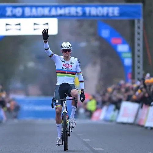 Overschaduwend: Mathieu van der Poel domineert opnieuw in Loenhout