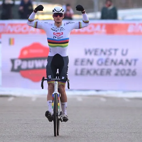 Oppermachtige Mathieu van der Poel behaalt in de Kuil negende zege in evenveel crossen