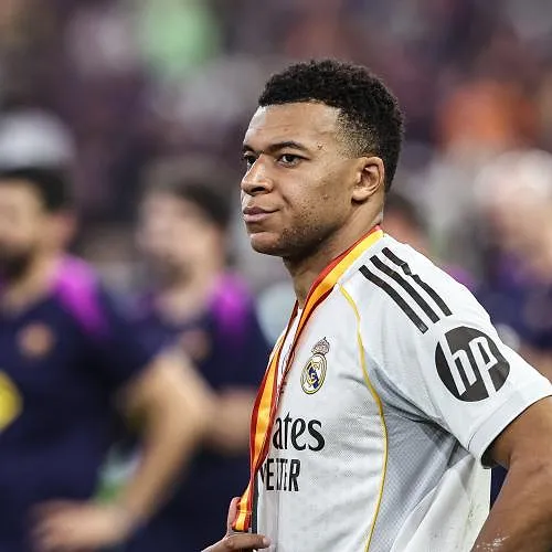 “Een slecht verliezersgebaar”: het gedrag van Mbappé na de Supercup zorgt voor controverse in Spanje! (video)