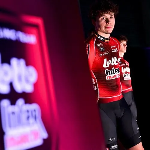 Arnaud De Lie over het vertrek van Biniam Girmay bij Intermarché-Wanty: “Het laat me koud”