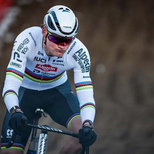 Mathieu van der Poel zal zondag uiteindelijk niet aanwezig zijn in Benidorm