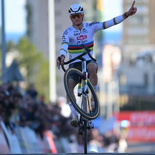 Verassende deelname en bliksemoverwinning: Mathieu van der Poel domineert het cross van Benidorm