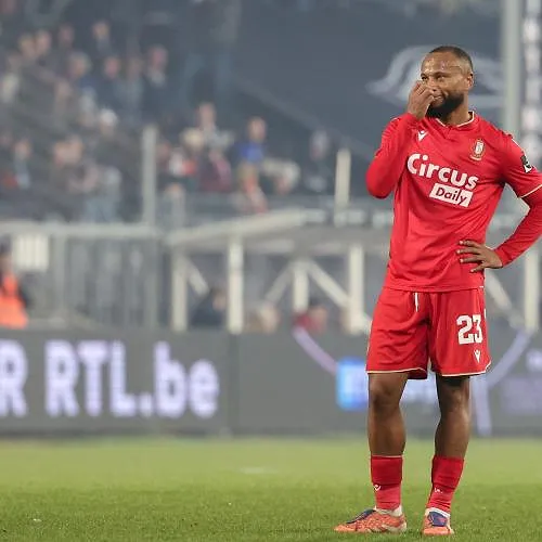 « Ik weet dat ze niet veel kunnen doen »: Ilaimaharitra ziet neer op het Carolo-publiek