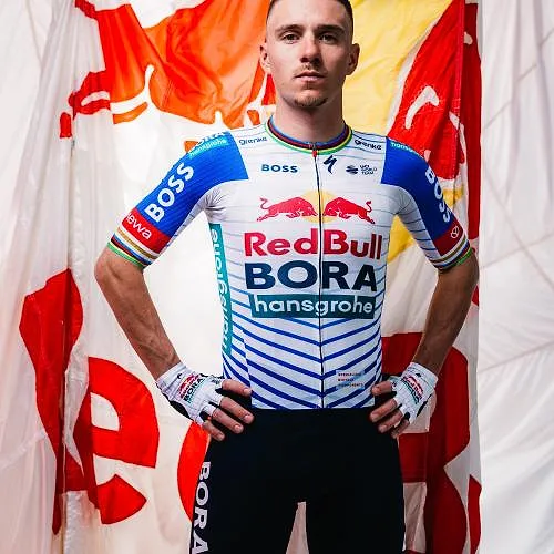 Volgens Contador maakte Remco Evenepoel de juiste keuze door naar Red Bull te trekken: “Er zijn de juiste mensen om hem te helpen”