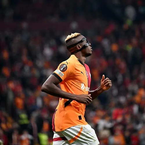 « Hij zou het team enorm versterken »: Victor Osimhen probeert Onyedika naar Turkije te lokken