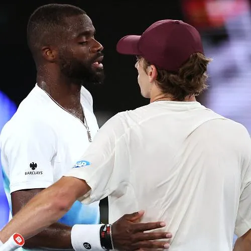 Australian Open: Alex De Minaur domineert Frances Tiafoe, Zverev en Medvedev stoten door