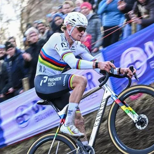 Van der Poel zet zijn perfecte winter voort: zege in Maasmechelen