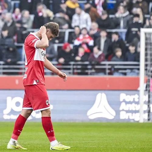 Tegenslag voor Antwerp: Rein Van Helden, pas aangekomen bij de club, raakt geblesseerd tegen Charleroi