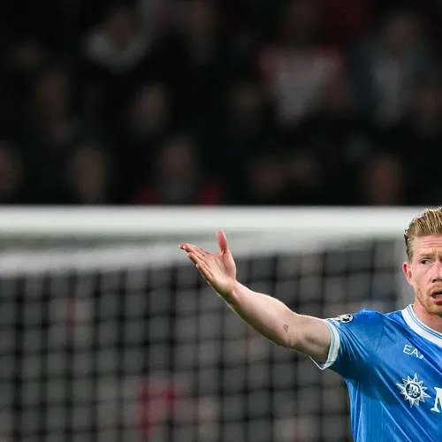 De Bruyne op weg naar herstel: gespot tijdens oefeningen op een Belgisch strand