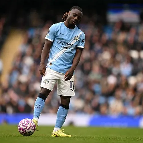 Jérémy Doku levert twee assists af, maar moet geblesseerd naar de kant
