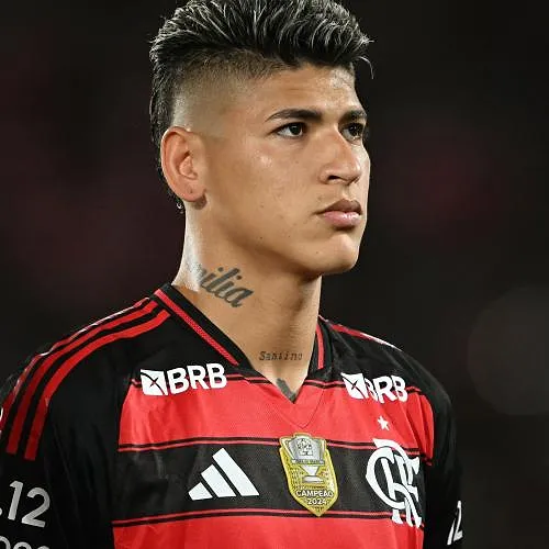 Onwaarschijnlijke scène in Brazilië: speler krijgt rood… bij terugkeer uit de kleedkamer na de rust (video)