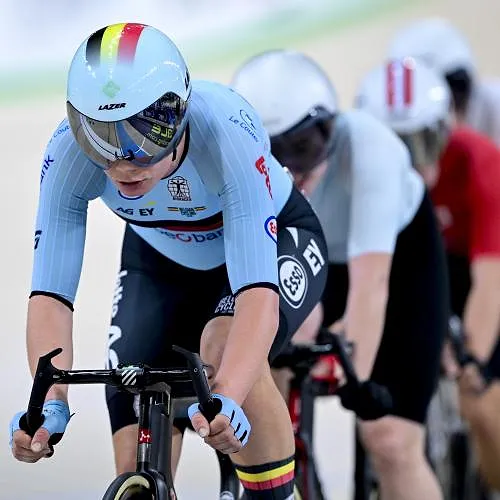 En daar is nummer 7 voor België! Lotte Kopecky wint samen met Shari Bossuyt de puntenkoers op het EK baanwielrennen
