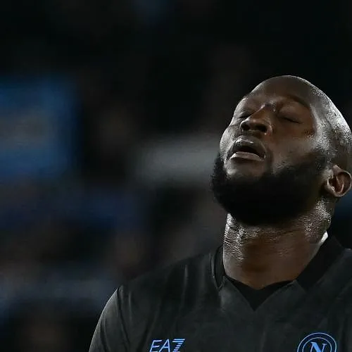 Ingevallen Lukaku mist penalty: Napoli uitgeschakeld in de beker door Como na strafschoppen