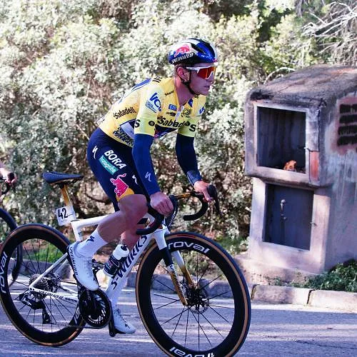 Nog maar net aangekomen in de Emiraten, en bij 38 graden, zit Remco Evenepoel alweer op de fiets