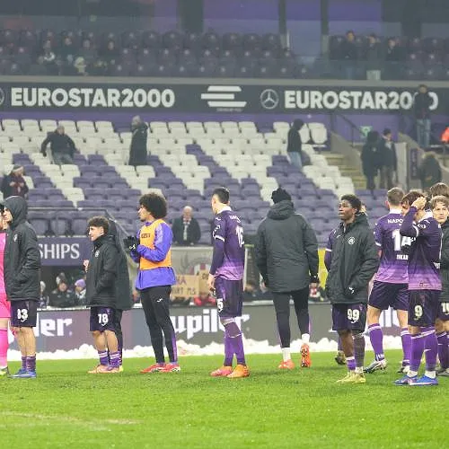 Anderlecht-spelers houden ereronde... voor een leeg stadion (video)
