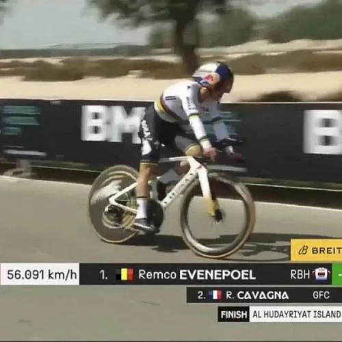 Dubbelslag voor Remco Evenepoel in de UAE Tour: hij wint de tijdrit en pakt de leiderstrui!
