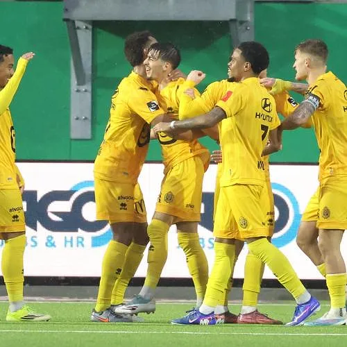 Mechelen wint bij La Louvière dat met tien man eindigt (0-2) en neemt stevige optie op de Play-offs