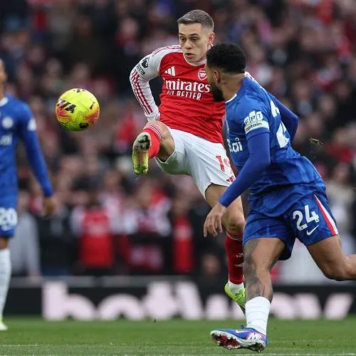 Trossard en Arsenal trappen niet in de val van Chelsea en houden City op vijf punten