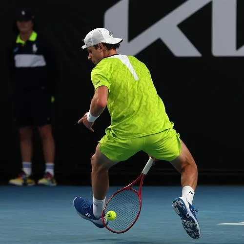 Een tweener tegen Sinner: Zizou Bergs amuseert zich op training in Indian Wells