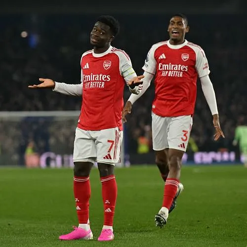Arsenal blijft op titelkoers, Man City stuit bij rentree Doku op Nottingham en Sels
