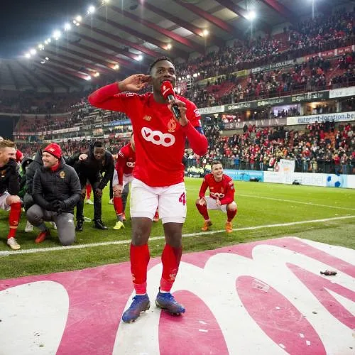 Voormalig Standard-icoon Paul-José Mpoku zet punt achter zijn carrière