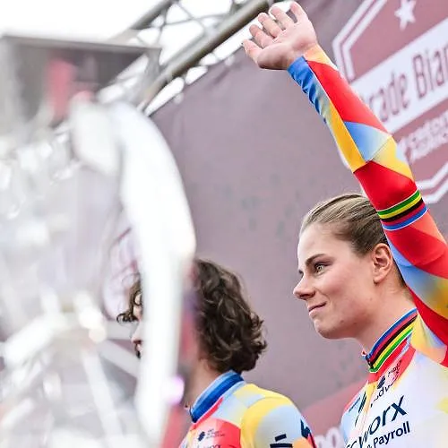 “Dat zou normaal gezien voldoende moeten zijn”: Lotte Kopecky op jacht naar een derde zege in de Strade Bianche