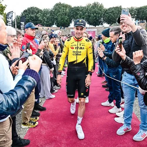 “Mijn wegcarrière is hier eigenlijk begonnen”: Wout van Aert blij om opnieuw aan de start te staan van de Strade Bianche