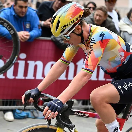 “Voor mij heeft dat geen verschil gemaakt”: Lotte Kopecky eerlijk na verkeerde afslag in de Strade Bianche